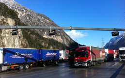 Lastwagen-Kolonne auf einer Autobahn